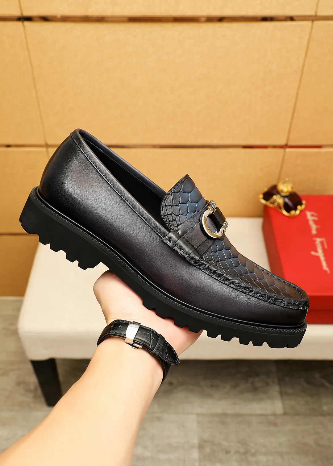 Men's shoes 💰560 💐 Product trademark: Ferragamo "Ferragamo" casual leather shoes Regular size: 38-44 (45.46🉑️customized) Product materials: Selected imported first-layer calfskin embossed upper + original hardware buckle, imported water-dyed cow leather lining. Strong three-dimensional visual effect, original outsole color: 2 colors available